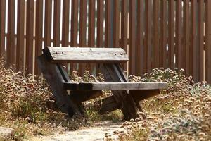 banco para descansar en el parque de la ciudad. foto