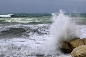 tormenta en el mar mediterráneo en el norte de israel. foto