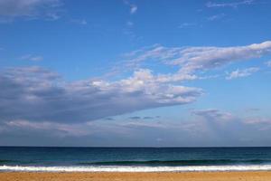 nubes en el cielo sobre el mar mediterráneo. foto