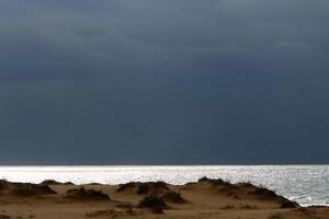 nubes en el cielo sobre el mar mediterráneo. foto