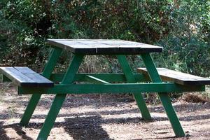 banco para descansar en el parque de la ciudad. foto