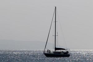 tel aviv israel 11 de febrero de 2021. mástiles de barco contra el cielo azul. foto