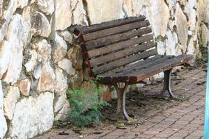 banco para descansar en el parque de la ciudad. foto