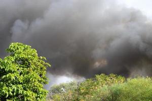 fuego - quema incontrolada que causa daños a la propiedad. foto