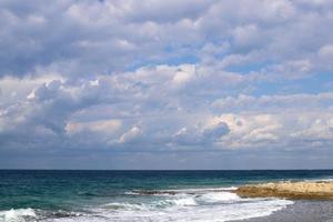 nubes en el cielo sobre el mar mediterráneo. foto