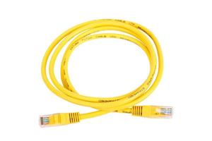 cable de red amarillo con conector rj45 moldeado aislado sobre fondo blanco foto