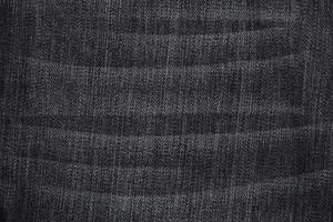 jeans usados negros con pliegues en blanco foto