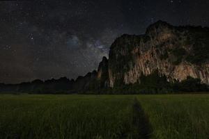 silueta de montaña y vía láctea foto