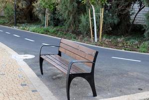 banco para descansar en el parque de la ciudad. foto