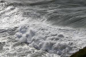 tormenta en el mar mediterráneo en el norte de israel. foto