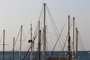 tel aviv israel 11 de febrero de 2021. mástiles de barco contra el cielo azul. foto