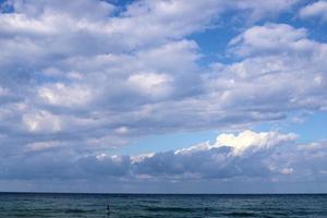 nubes en el cielo sobre el mar mediterráneo. foto