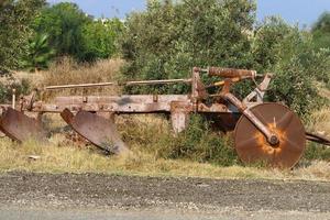 haifa israel 29 de octubre de 2020. maquinaria agrícola antigua en un kibbutz en israel. foto