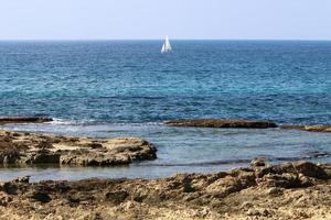 costa del mar mediterráneo en el norte de israel. foto