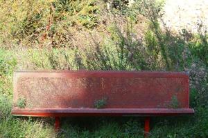 banco para descansar en el parque de la ciudad. foto