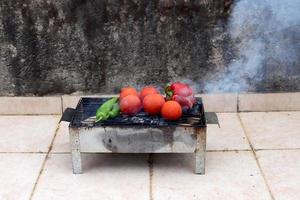 las verduras y la carne se fríen a la parrilla. foto
