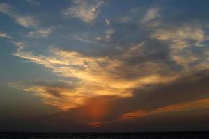 nubes en el cielo sobre el mar mediterráneo. foto