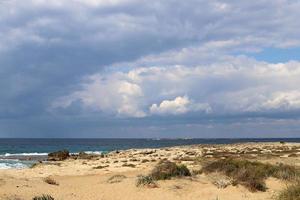 nubes en el cielo sobre el mar mediterráneo. foto