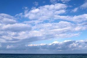 nubes en el cielo sobre el mar mediterráneo. foto