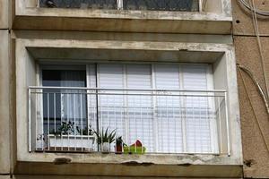 haifa israel 15 de junio de 2020. gran balcón en la fachada de un edificio residencial. foto