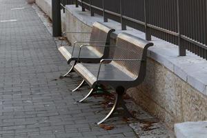 banco para descansar en el parque de la ciudad. foto