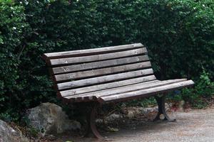 banco para descansar en el parque de la ciudad. foto