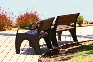 banco para descansar en el parque de la ciudad. foto