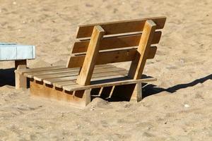 banco para descansar en el parque de la ciudad. foto