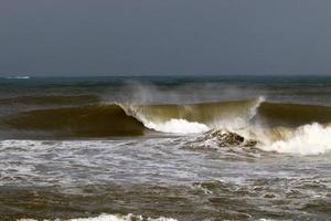 tormenta en el mar mediterráneo en el norte de israel. foto