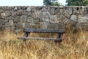 banco para descansar en el parque de la ciudad. foto