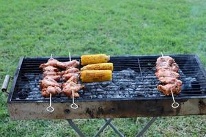 las verduras y la carne se fríen a la parrilla. foto