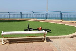 banco para descansar en el parque de la ciudad. foto