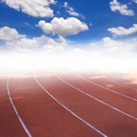 pista de atletismo y cielo azul con nubes foto