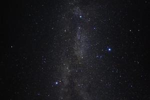 galaxia vía láctea con estrellas y polvo espacial en el universo foto