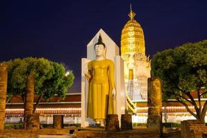 puesta de sol en el templo wat phar sri rattana mahathat o wat yai, phitsanulok en tailandia foto