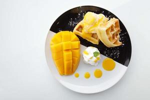 gofres con helado y mango foto