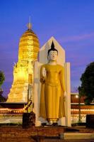 puesta de sol en el templo wat phar sri rattana mahathat o wat yai, phitsanulok en tailandia foto