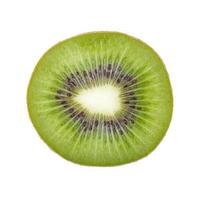 Rodajas de kiwi aislado sobre fondo blanco. foto