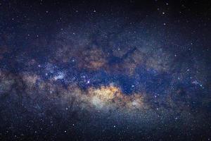 galaxia vía láctea con estrellas y polvo espacial en el universo foto