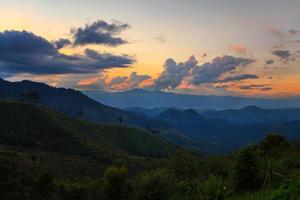 paisaje. montaña durante la puesta de sol en la montaña doi angkhang, chiangmai tailandia foto