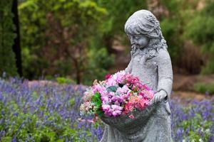 decoración de piedra de muñeca en el jardín foto