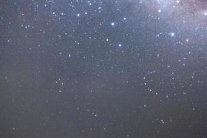 cielo nocturno estrellado y galaxia de la vía láctea con estrellas y polvo espacial en el universo foto