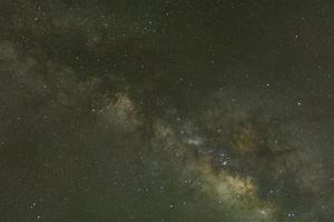 primer plano de la galaxia de la vía láctea con estrellas y polvo espacial en el universo foto
