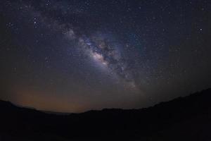 galaxia de la vía láctea con estrellas sobre la montaña en el parque nacional phu hin rong kla, phitsanulok tailandia, fotografía de larga exposición con grano foto