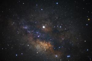 el centro de la galaxia de la vía láctea con estrellas y polvo espacial en el universo foto