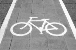 carril bici y símbolo de bicicleta blanca foto