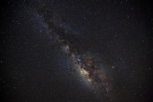 hermosa vía láctea en un cielo nocturno foto