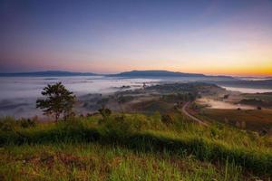 brumoso amanecer matutino en khao takhian ong punto de vista en khao-kho phetchabun, tailandia foto