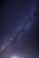galaxia vía láctea con estrellas y polvo espacial en el universo foto