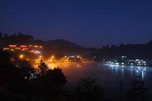 pueblo del lago en la mañana en ban rak thai mae. hongson, tailandia foto